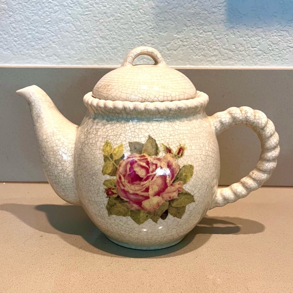 Mint Vintage rose painted tea pot. Sz 7.5” high and 5.5” wide